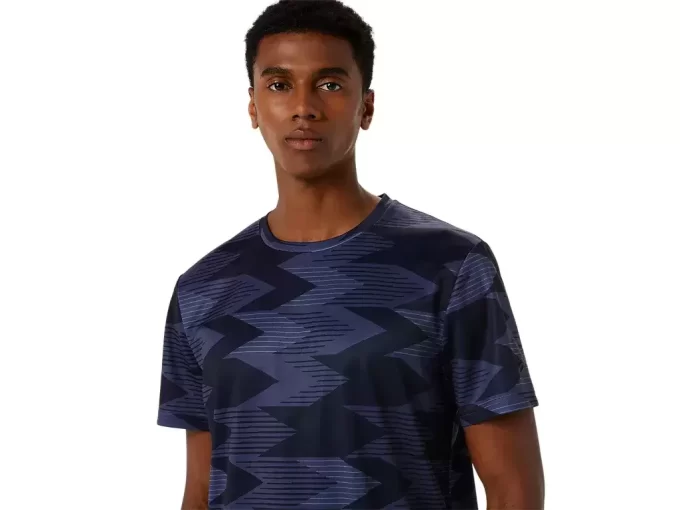 KAUDENAIKAINEN LYHYTHIHAINEN KUVIOLLA VARUSTETTU TOPPI KAUDENAIKAINEN LYHYTHIHAINEN KUVIOLLA VARUSTETTU TOPPI