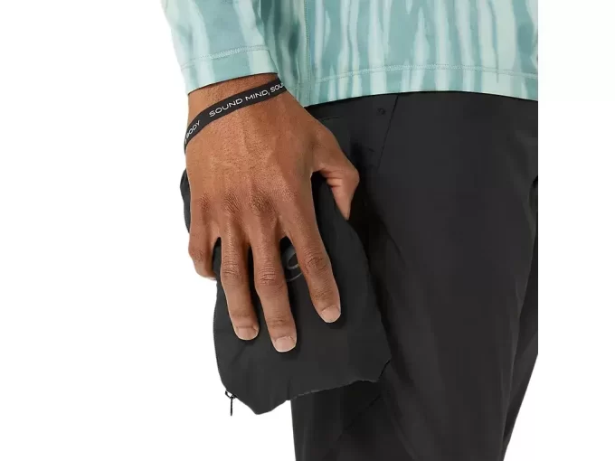 MAANTIETÄVARUSTETTU PAKETTAVA TAKKI