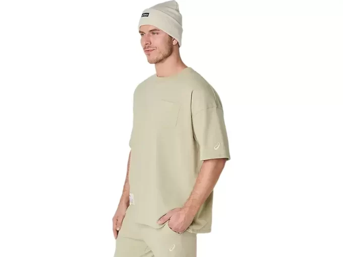 RENTOA TASKULLISTA T-PAITAA, JOKA PAINO ON RASKAS