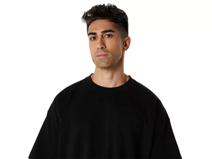 RENTOA TASKULLISTA T-PAITAA, JOKA PAINO ON RASKAS