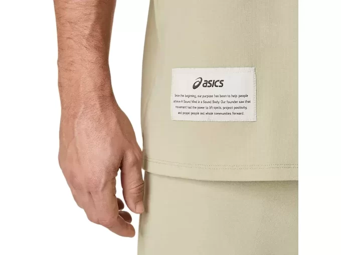 RENTOA TASKULLISTA T-PAITAA, JOKA PAINO ON RASKAS