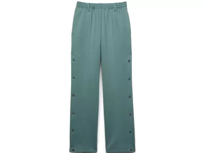 Sivulla nappikiinnityksellä varustetut neulehousut